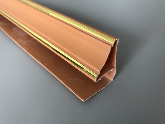 perfiles de la protuberancia del PVC de Brown de la longitud de los 5.95m con las líneas de oro tipo de la esquina superior