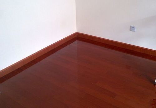Línea de faldas de PVC de color de madera flexible para protección de bajo mantenimiento