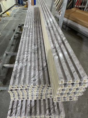 Paneles de pared 3D de PVC contemporáneo WPC que cubren paneles de pared de listones con vetas de madera