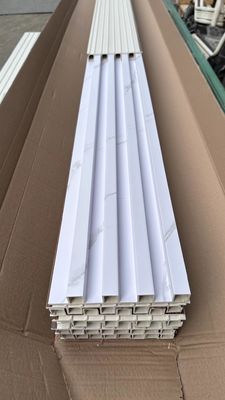 Paneles de pared 3D de PVC contemporáneo WPC que cubren paneles de pared de listones con vetas de madera