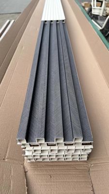 Paneles de pared 3D de PVC contemporáneo WPC que cubren paneles de pared de listones con vetas de madera