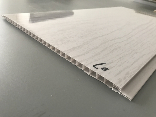 la madera plana del PVC del peso 2.5kg artesona el alto lustre para el techo del apartamento