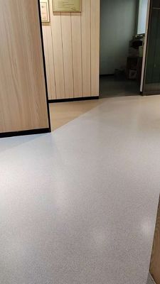 Pavimentos industriales epoxi de bajo costo Suelo de resina epoxi de alto brillo con arena coloreada Pintura de suelo autonivelante barata para jardín y hospital