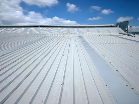 Largura personalizada 2 mm espesor Hojas de techo de UPVC multicapa duraderas T1130 de color blanco corrugado Panel de techo de techo de plástico ecológico