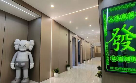 8mm 4ft * 8ft Panel de pared de PVC de madera grande para paredes interiores Decorativa hoja de cristal de carbono