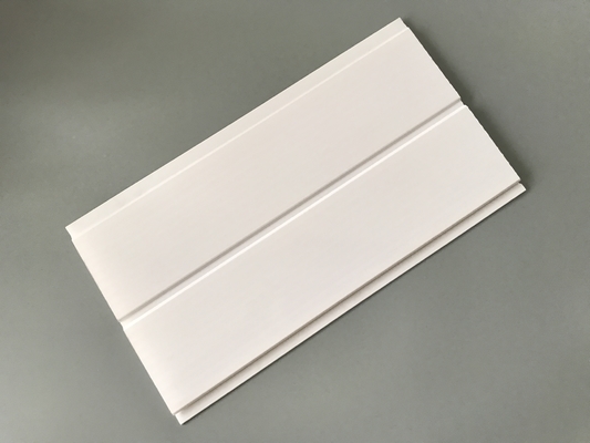 Los paneles de pared blancos llanos del Pvc del blanco, revestimiento de madera resistente de humedad para los cuartos de baño
