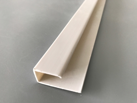 La protuberancia flexible del PVC del estilo de U perfila la ensambladora del Pvc longitud de 5,95 metros