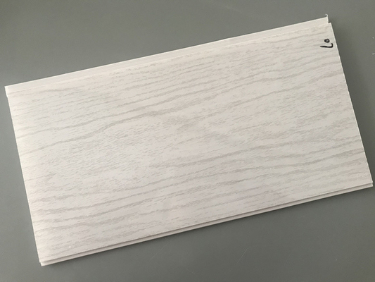 la madera plana del PVC del peso 2.5kg artesona el alto lustre para el techo del apartamento