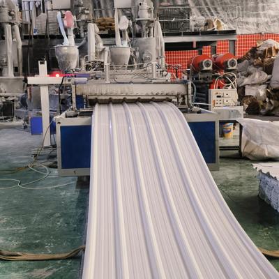 Hojas de techo de UPVC de 1130 mm blancas Hojas de techo de plástico Solución de aislamiento térmico adaptada a las necesidades de techado de centros comerciales